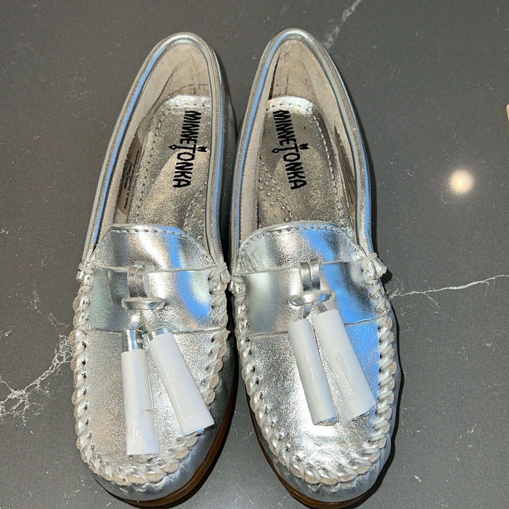AUTH NWOB Minnetonka Grace Leather Moc Silver US 5